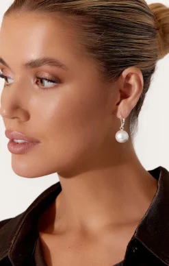 CALI FAUX PEARL METAL BALL EARRING IN SILVER