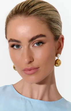 FAUX PEARL DISC DROP EARRING IN GOLD