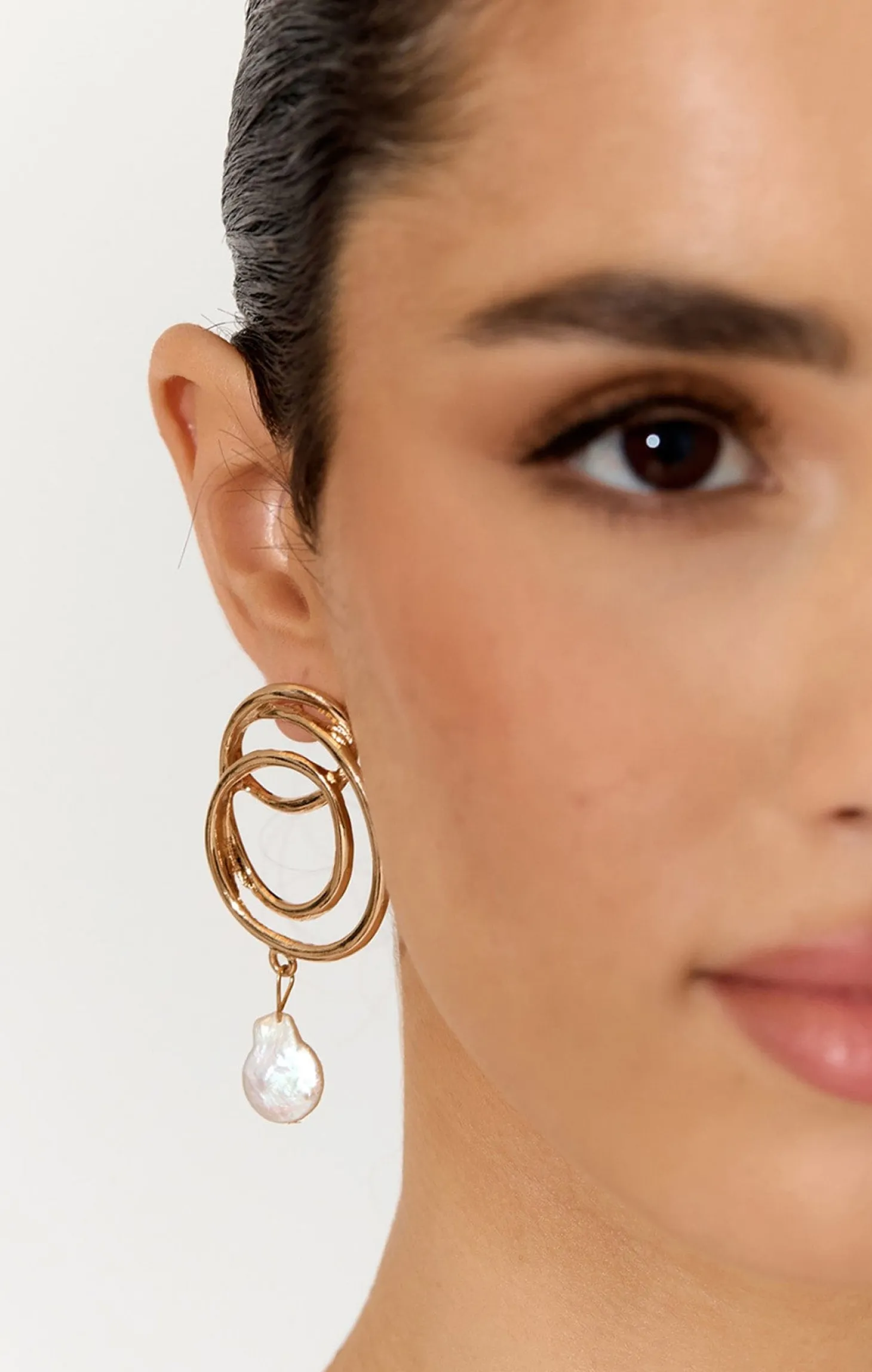 METAL CIRCLES PEARL DROP EARRING IN GOLD