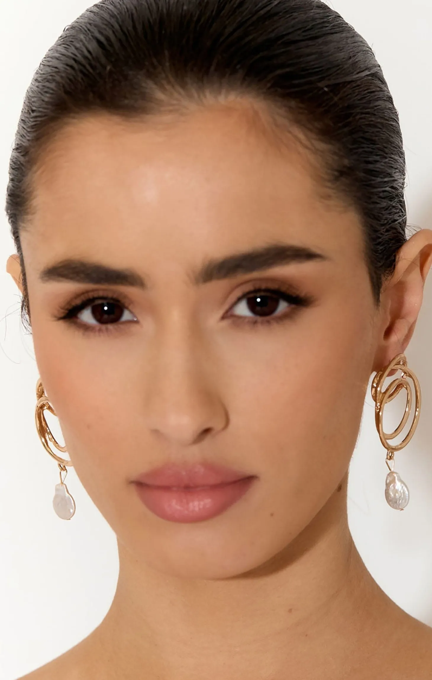 METAL CIRCLES PEARL DROP EARRING IN GOLD