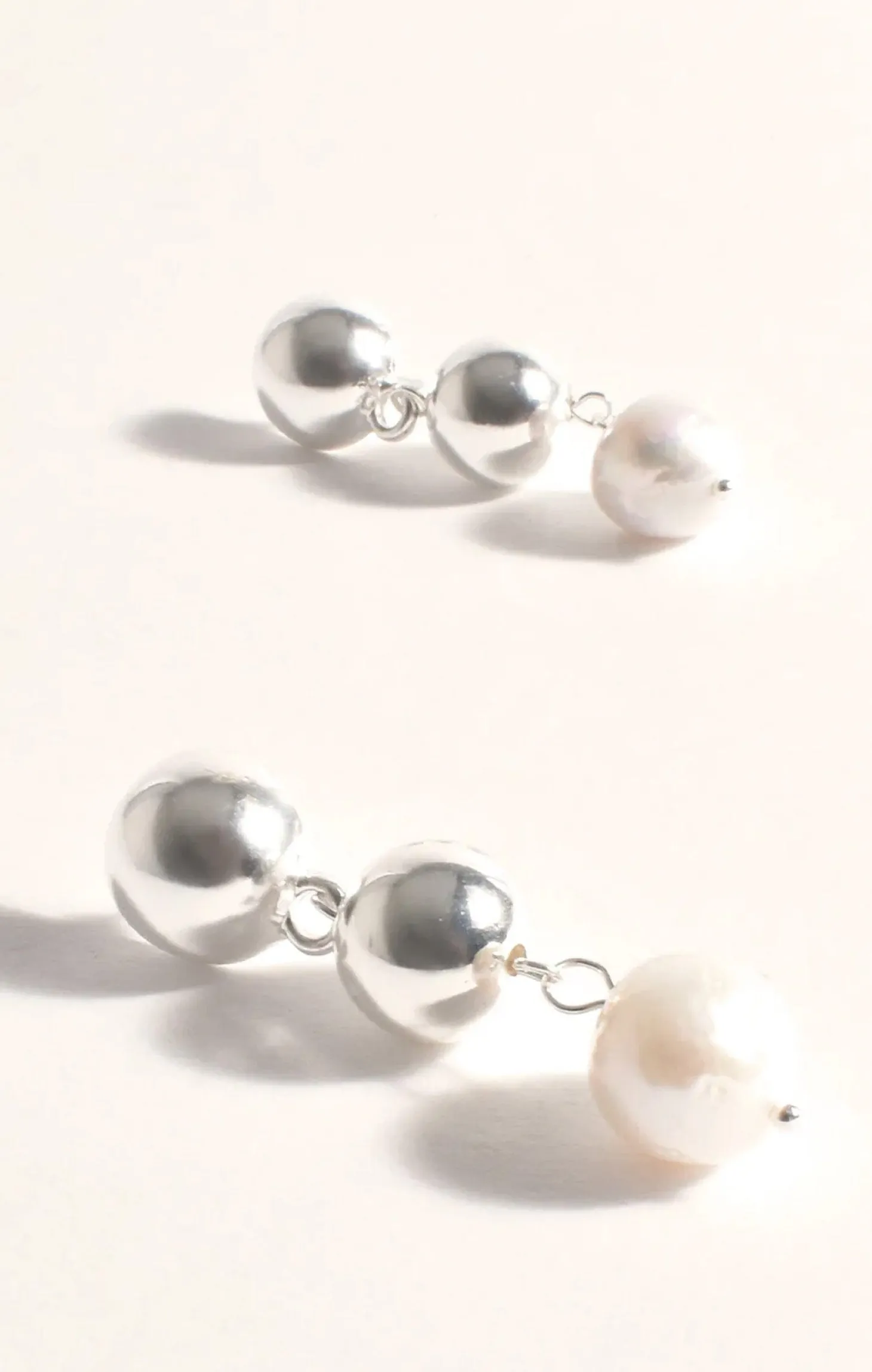 PEARL DROP METAL BALL EARRING IN SILVER