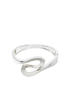 SWIRL FRONT METAL BANGLE IN SILVER